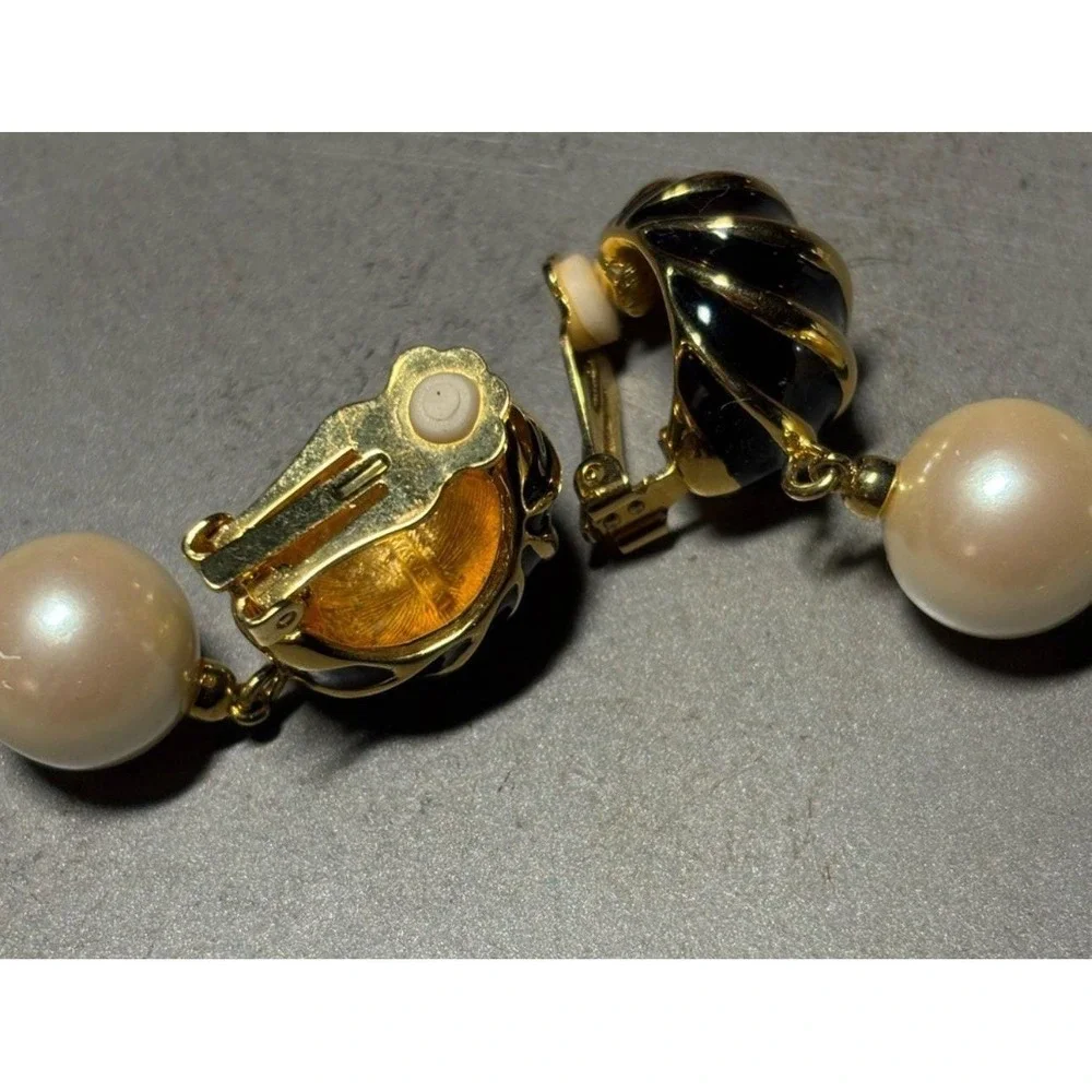 Vintage‎ Black Enamel Gold Ribbed Faux Pearl Drop Clip On Earrings Shell Design